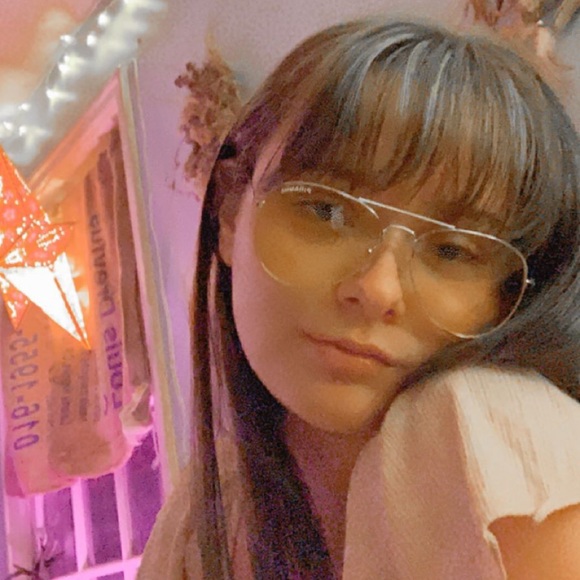 Meet your Posher, Julia - Picture 2 of 2